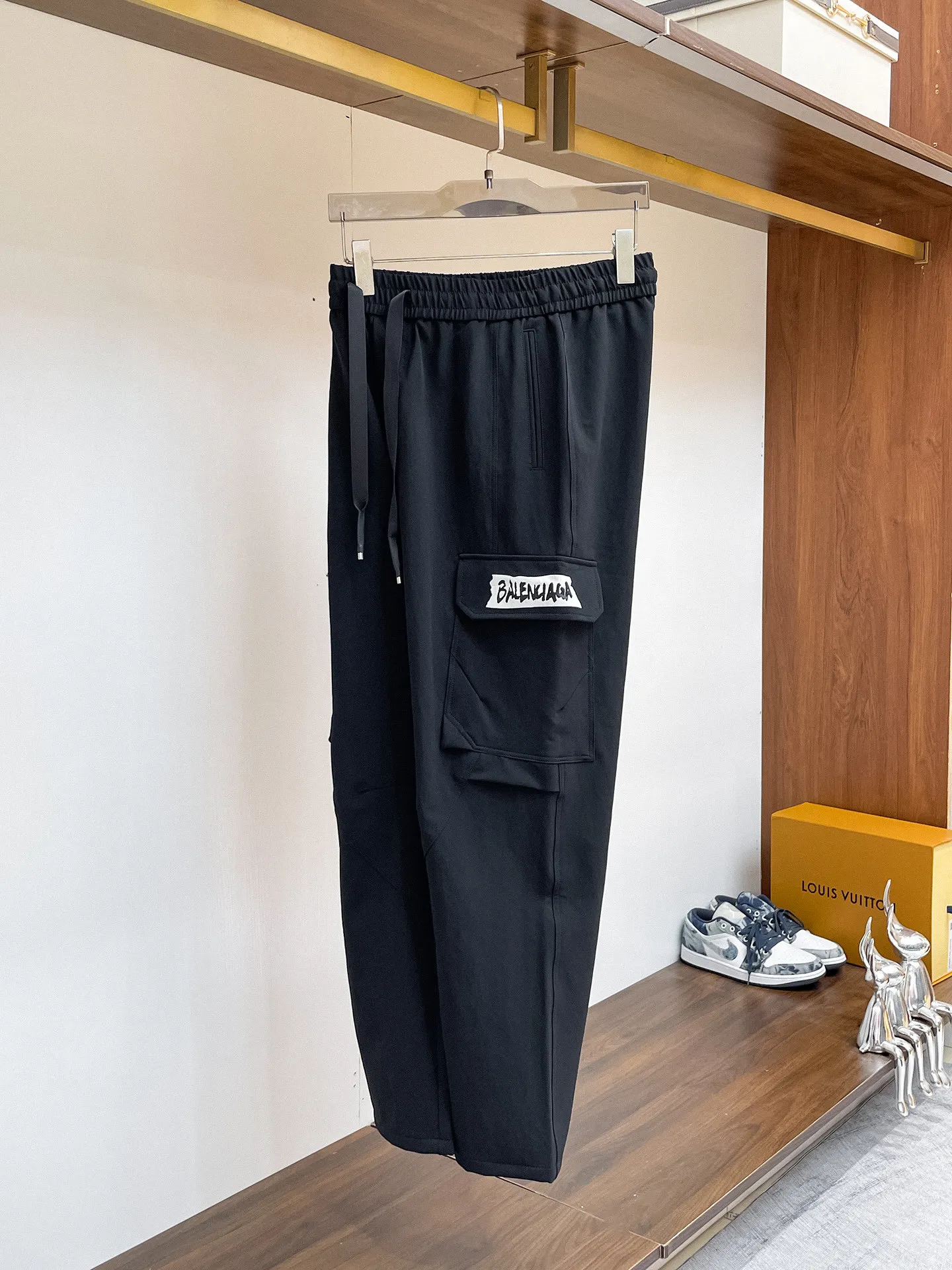 Balenciaga [High Version] 2026 Autumn and Winter latest products, available at counters at the same time, Original product, fashionable casual trousers and casual trousers, using imported original fabrics, top-grade embroidery 🪡 craft letter pattern logo, original hardware accessories decoration, simple yet fashionable, fashionable and handsome upper body, Sizes: M-3XL